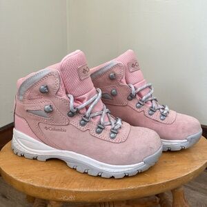 Columbia Newton Ridge Light Pink Hiking Boots